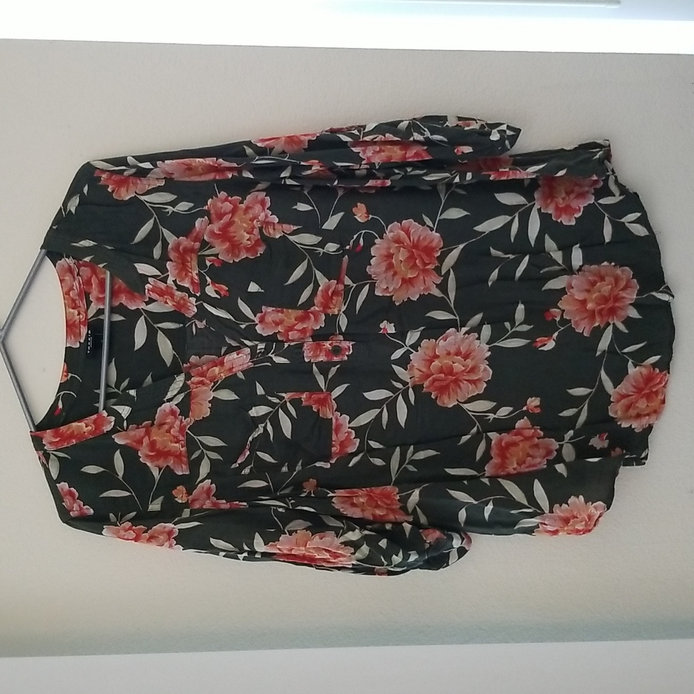 Euc Torrid floral rayon harper pull over top size 1x 14-16